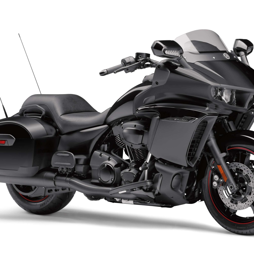 Черный мотоцикл Yamaha Star Eluder, 2018 на белом фоне
