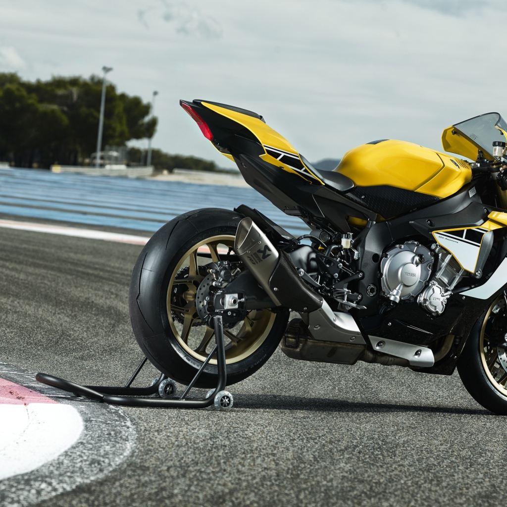 Черный с желтым мотоцикл  Yamaha YZF-R1