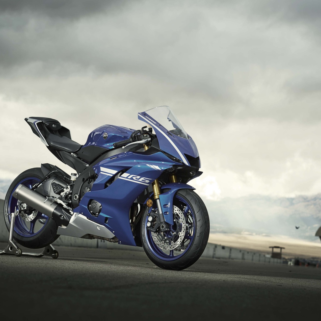 Синий мотоцикл Yamaha YZF-R6, 2017 года на фоне неба