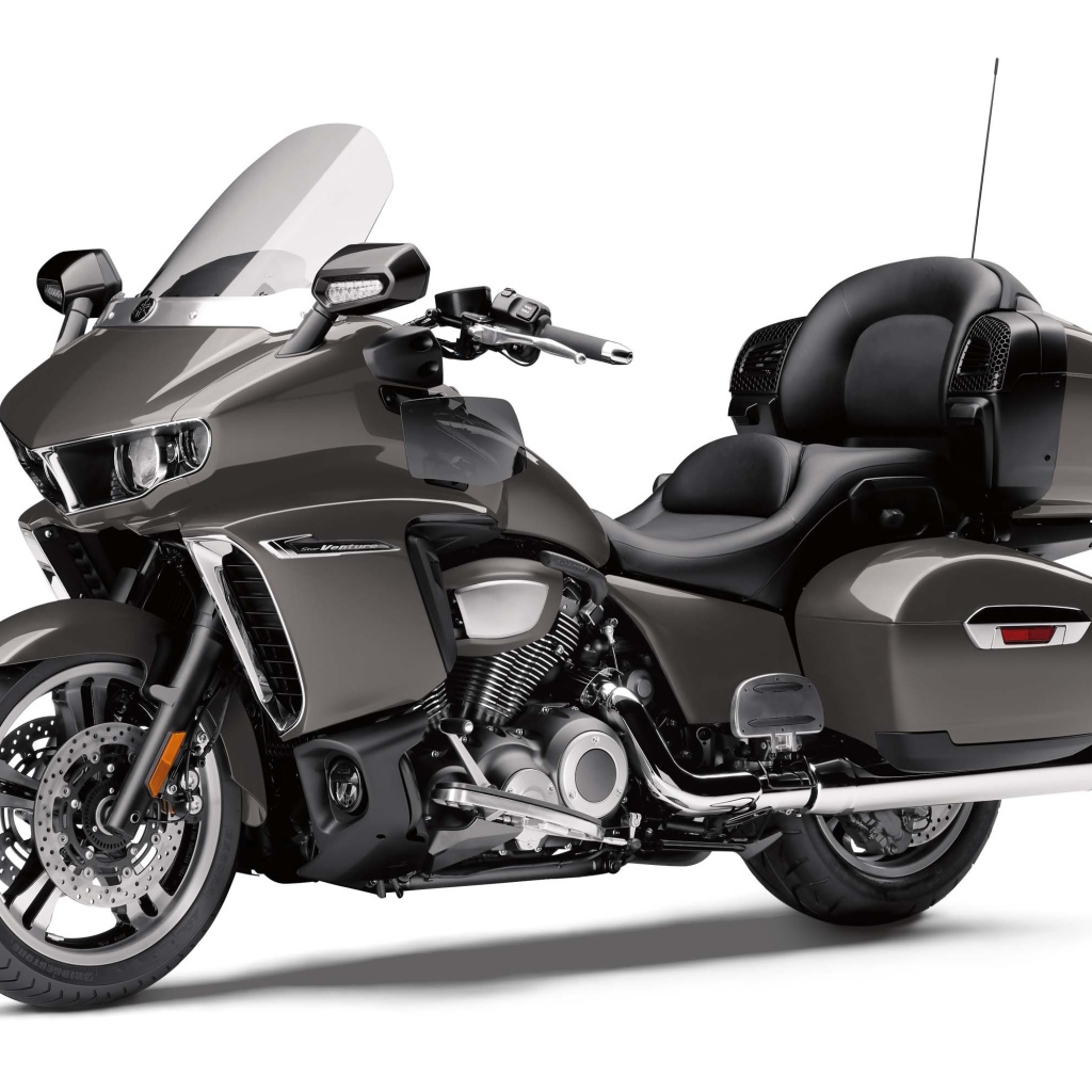 Серый мотоцикл Yamaha Star Venture, 2018 на белом фоне