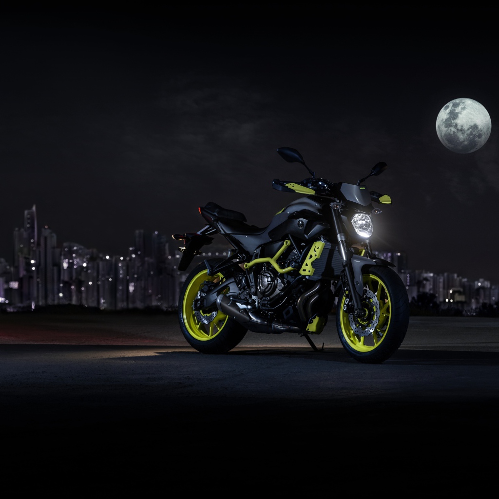 Мотоцикл  Yamaha MT-07 при свете луны  