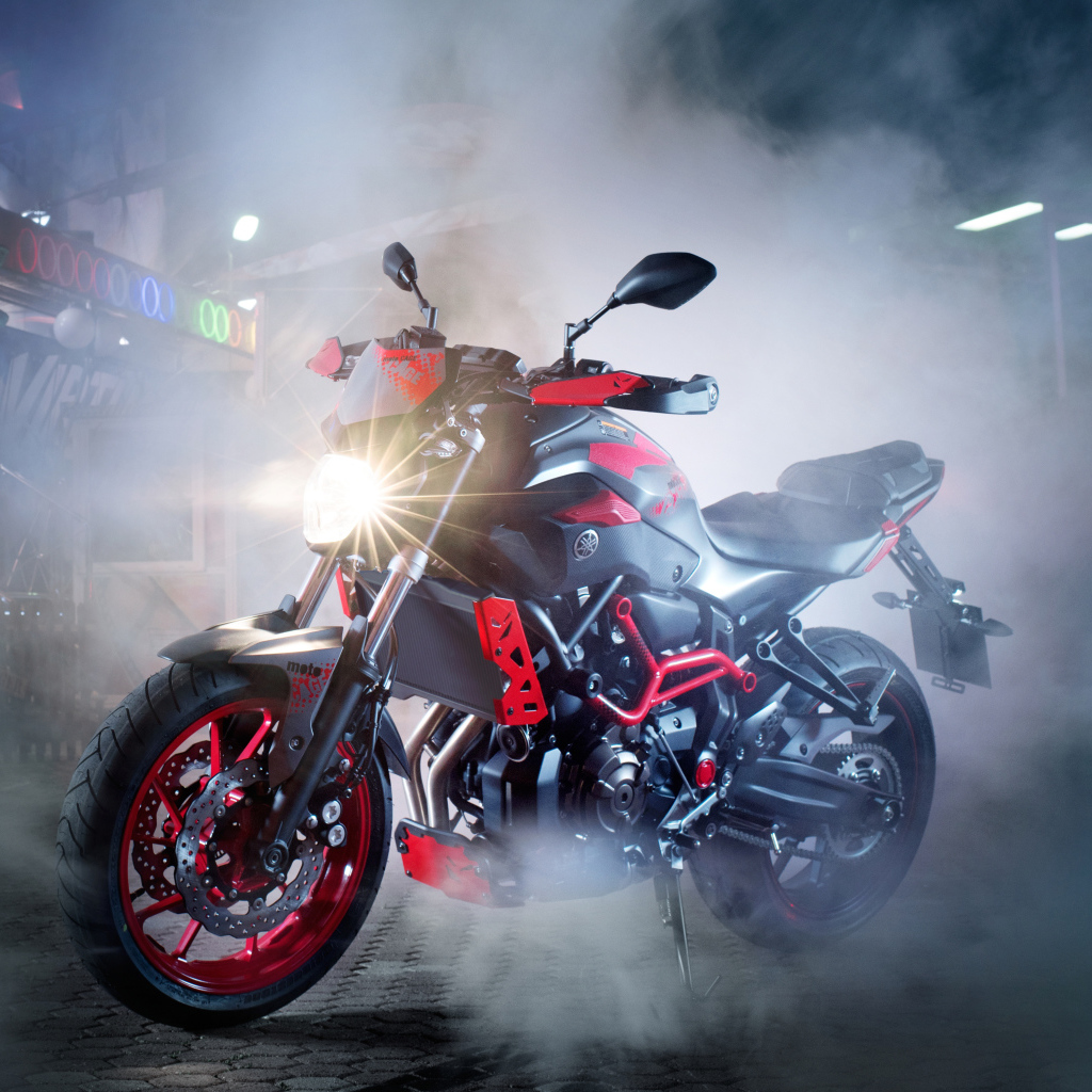 Мотоцикл  Yamaha MT-07 с влюченной фарой  
