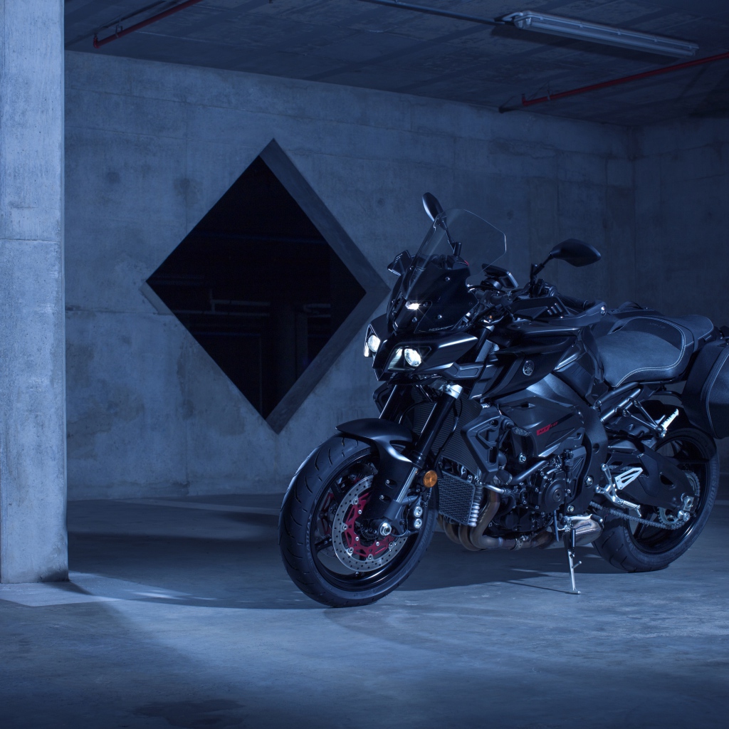 Мотоцикл Yamaha MT-10 в гараже 