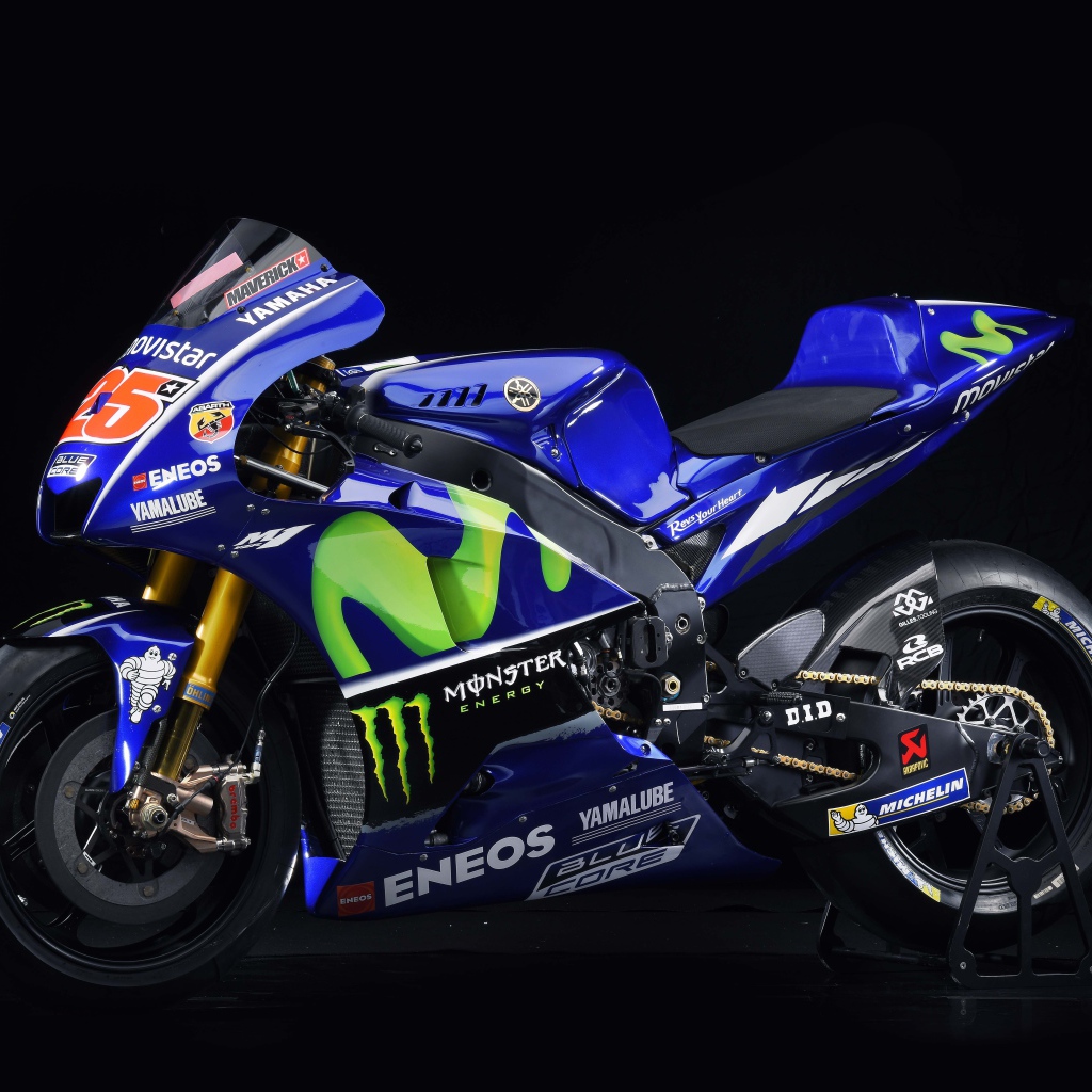 Мотоцикл  Yamaha YZR-M1 на черном фоне 