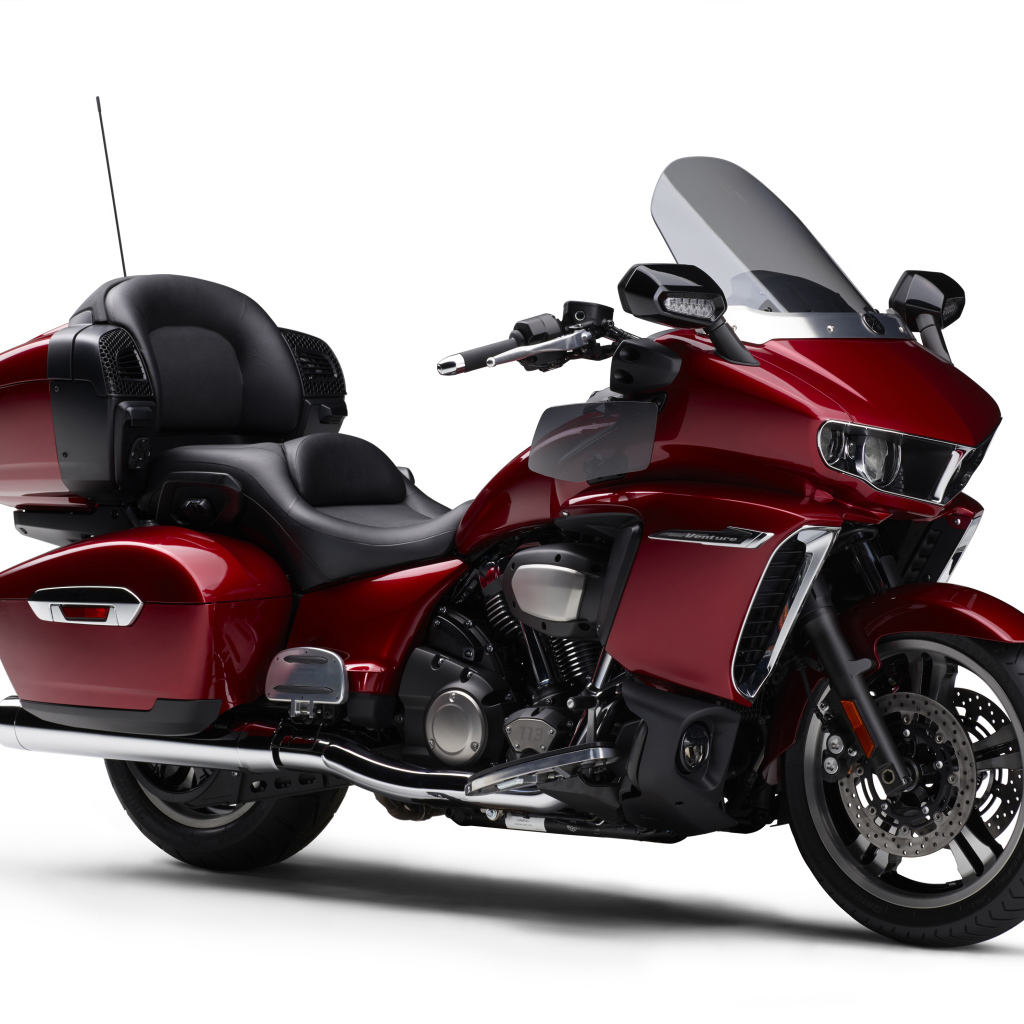 Красный мотоцикл Yamaha Star Venture 2018 на белом фоне