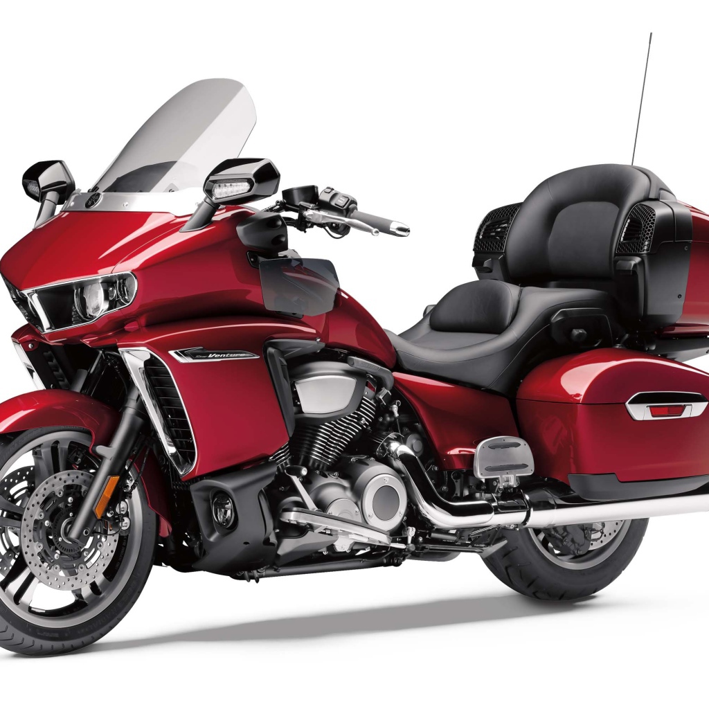 Красный мотоцикл Yamaha Star Venture, 2018 на белом фоне