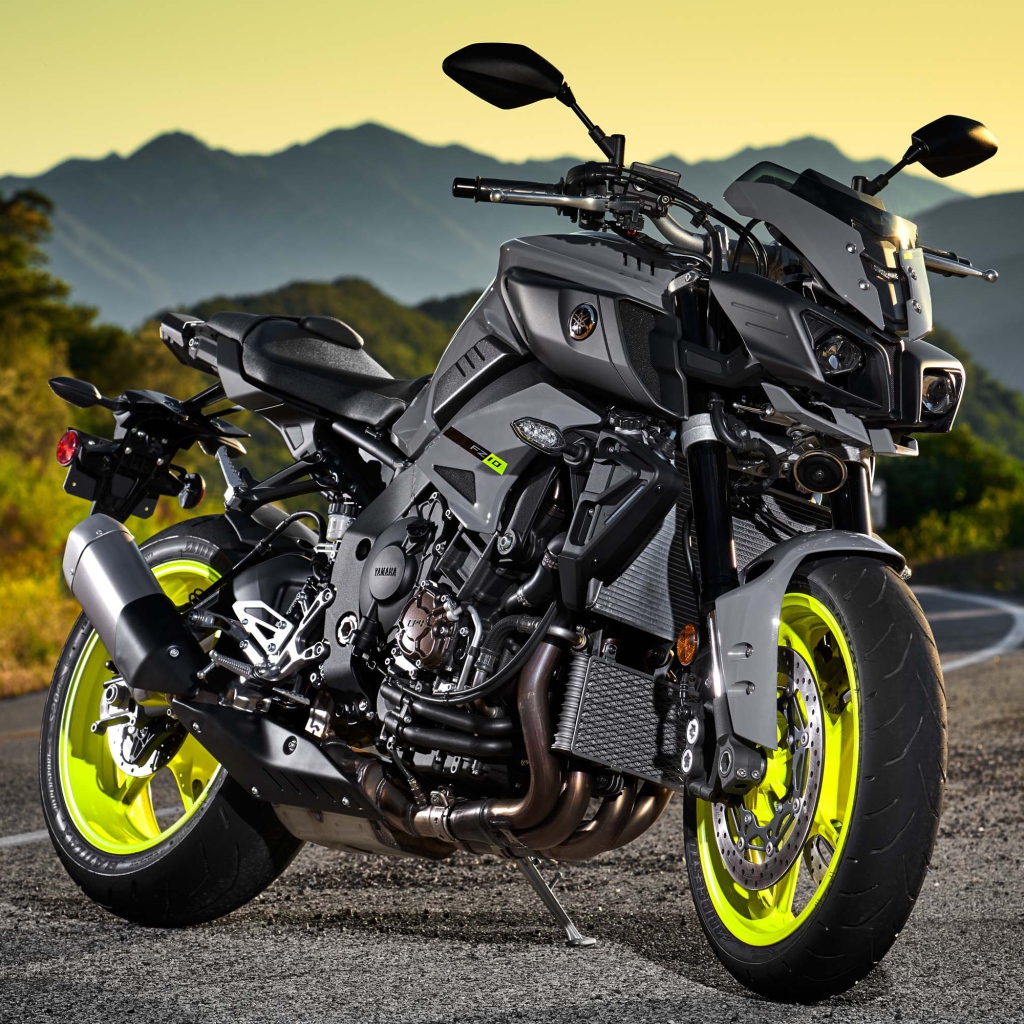 Спортивный мотоцикл  Yamaha FZ-10 на трассе 