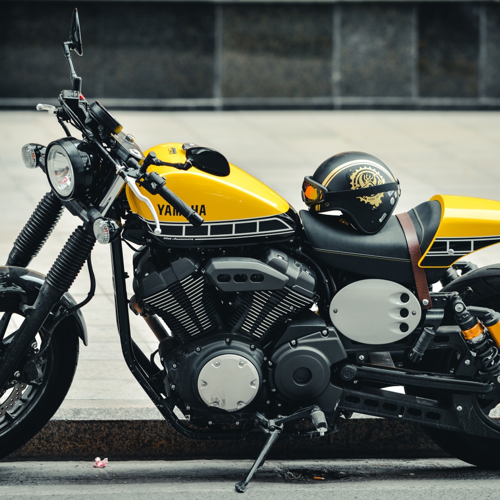 Мотоцикл Yamaha со шлемом на сиденье 