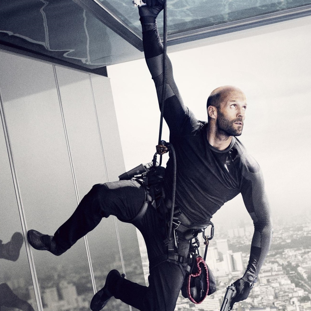 Артур Бишоп висит на страховке на стене фильм Механик Воскрешение 