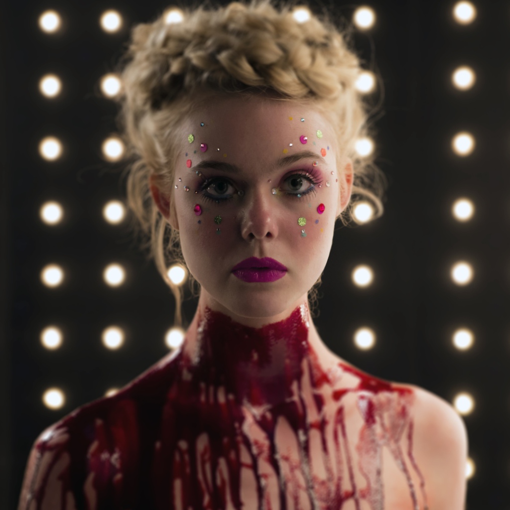 Джесси главная героиня фильма Неоновый демон 