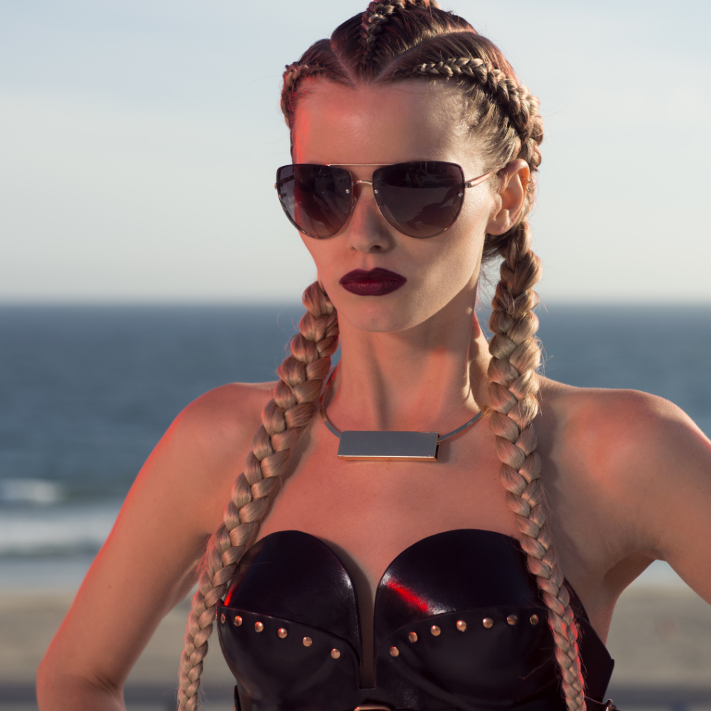 Модель Сара персонаж фильма Неоновый демон 