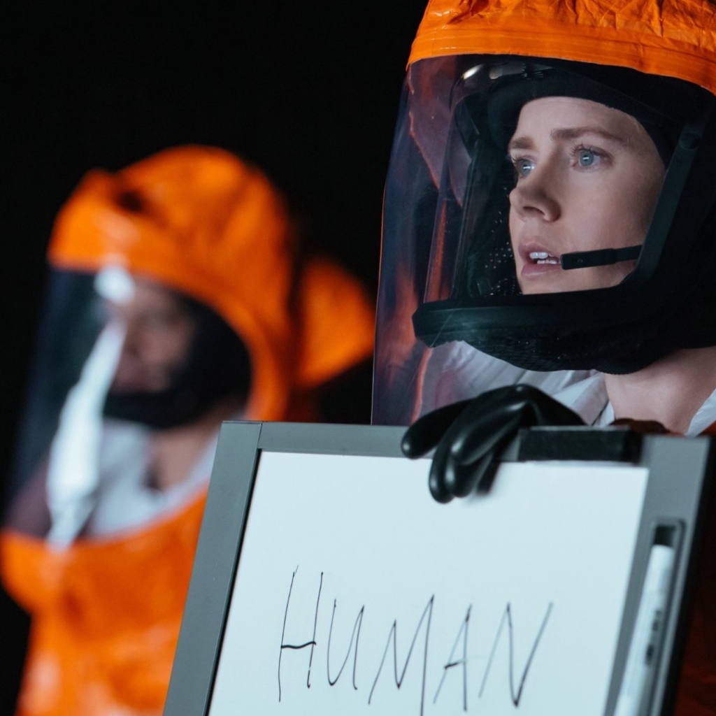 Главные герои в скафандрах фильм Прибытие 