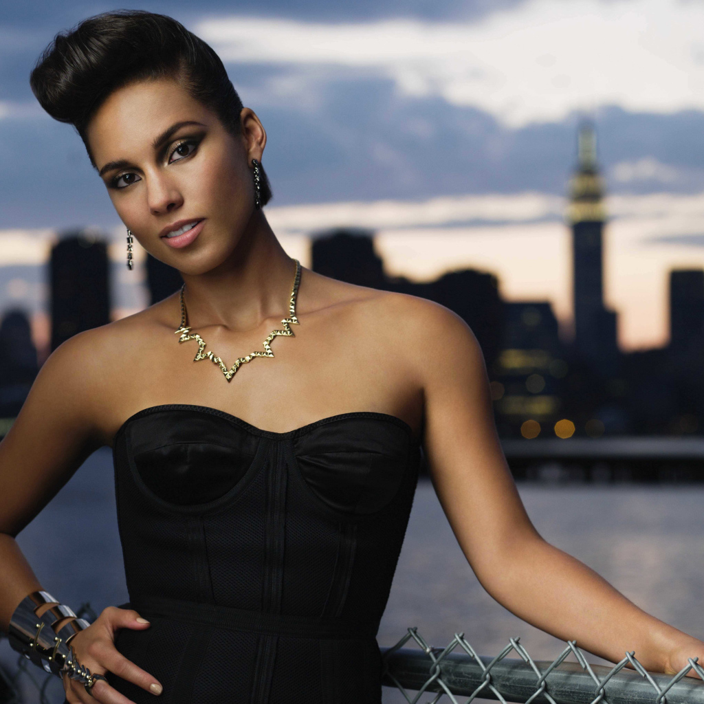 Американская певица Алиша Киз у моста 