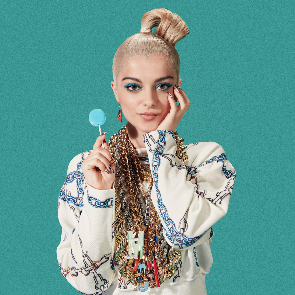 Американская певица Биби Рекса с леденцом в руках на зеленом фоне