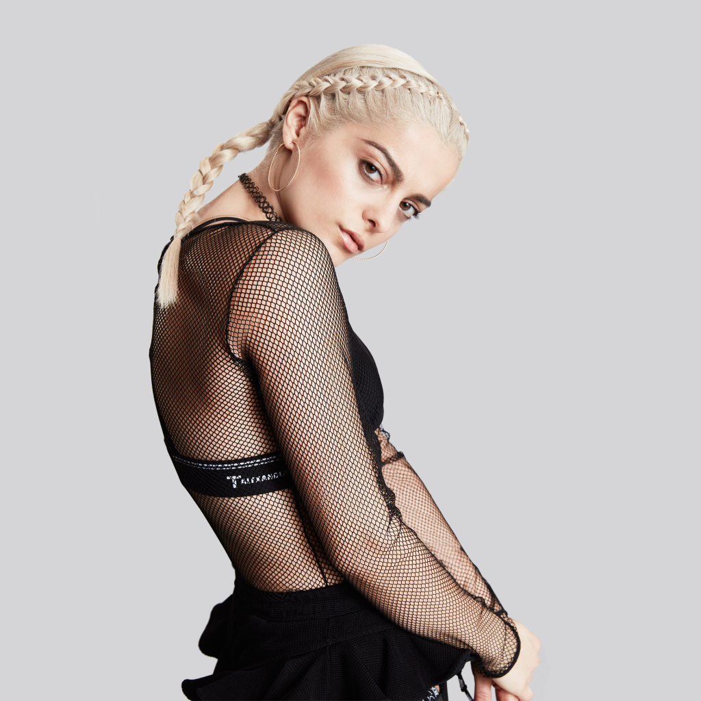 Американская певица Биби Рекса с белыми волосами 