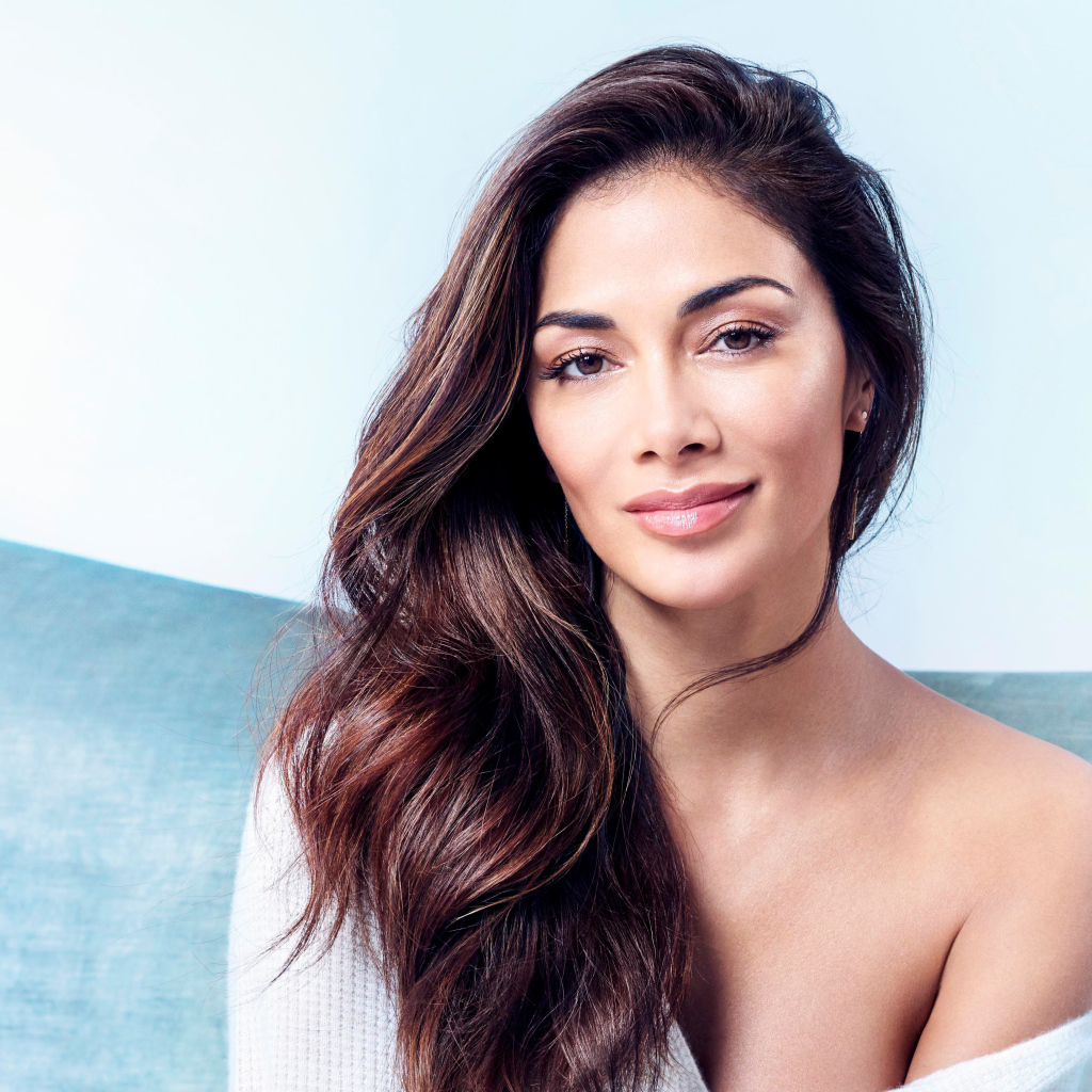 Американская певица брюнетка Николь Шерзингер