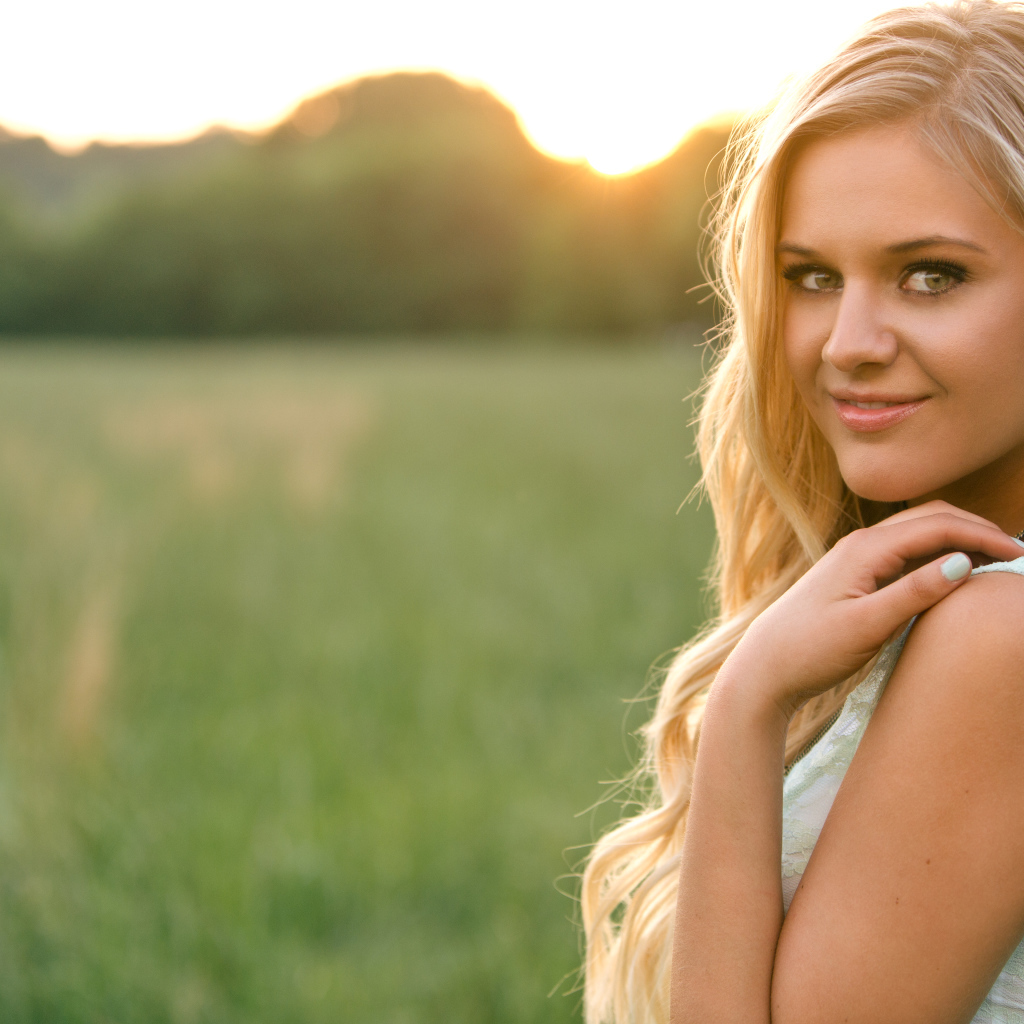 Красивая блондинка певица  Келси Баллерини 