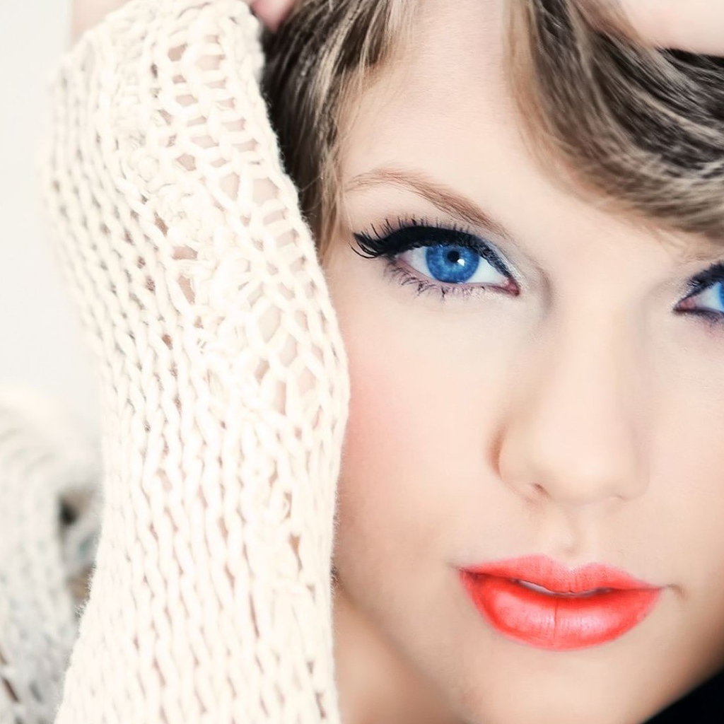 Красивая голубоглазая девушка певица Тейлор Свифт