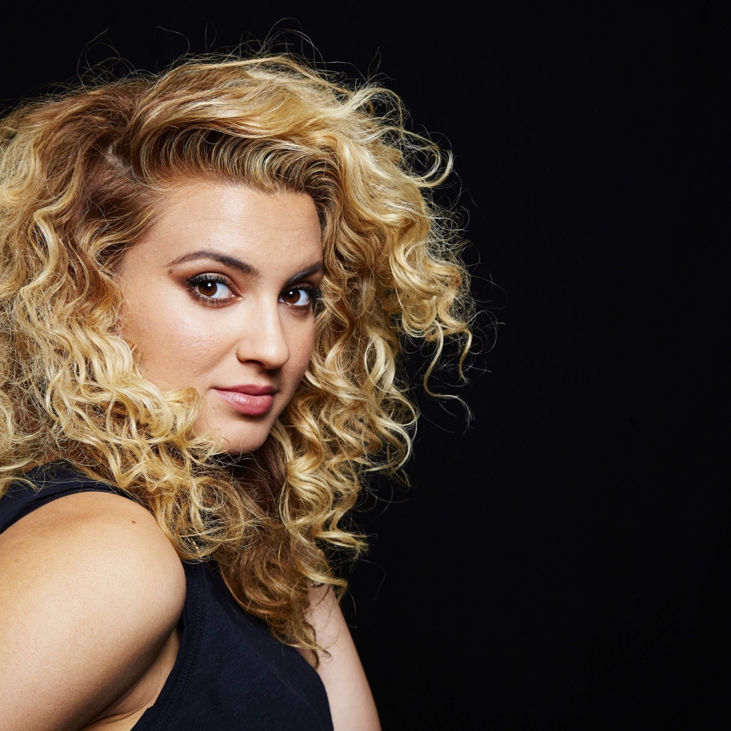 Красивая девушка американская певица Тори Келли