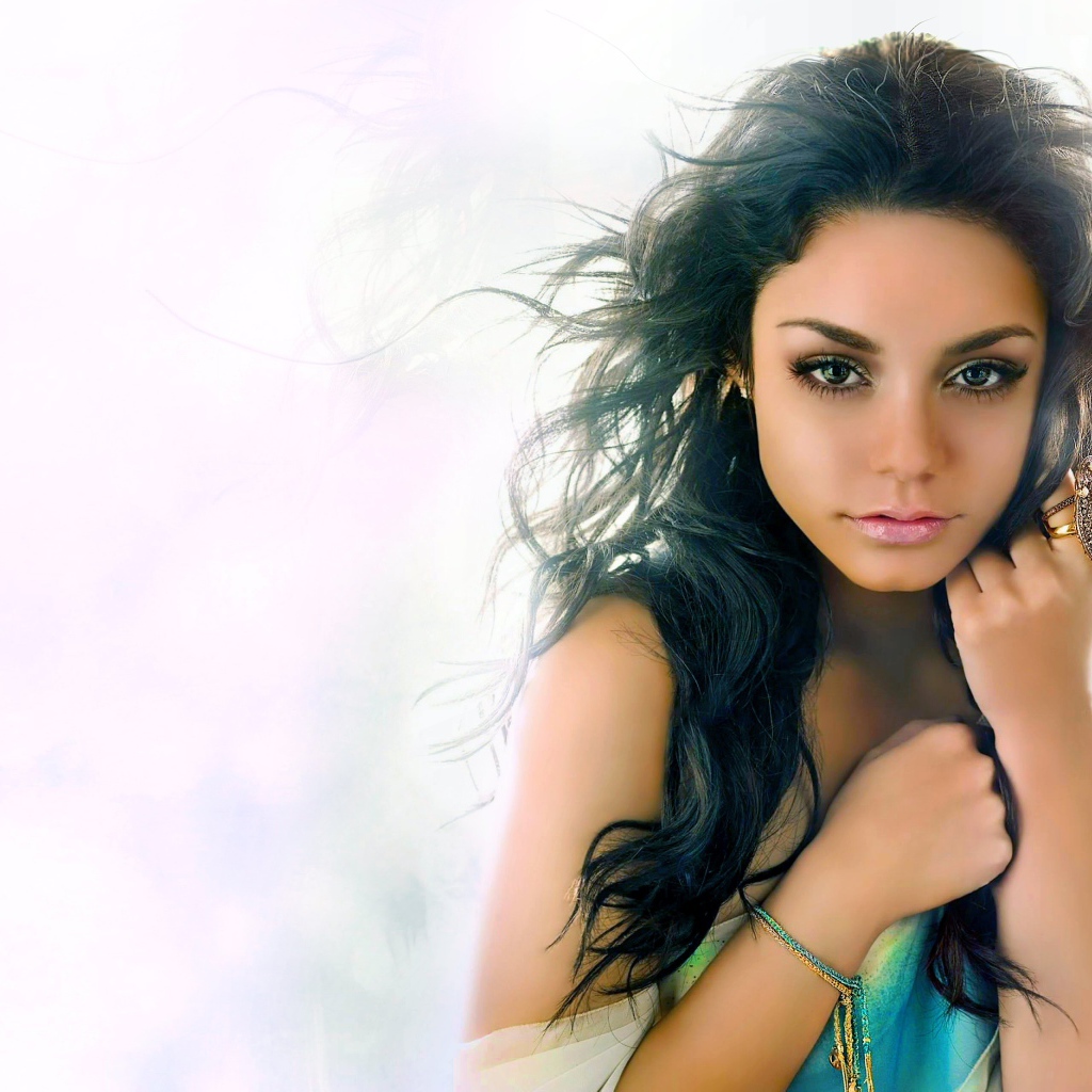 Красивая девушка певица Ванесса Хадженс 