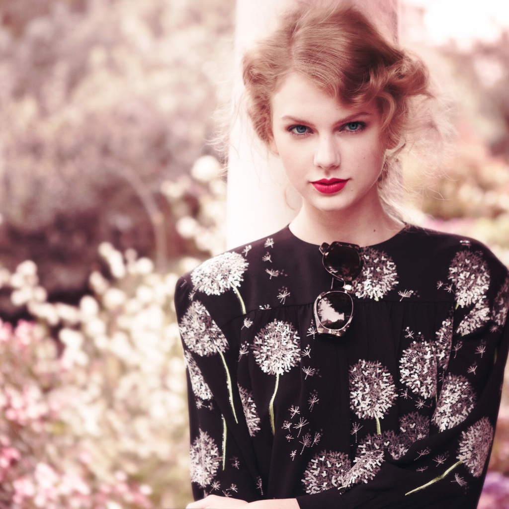 Красивая рыжеволосая певица Тейлор Свифт 