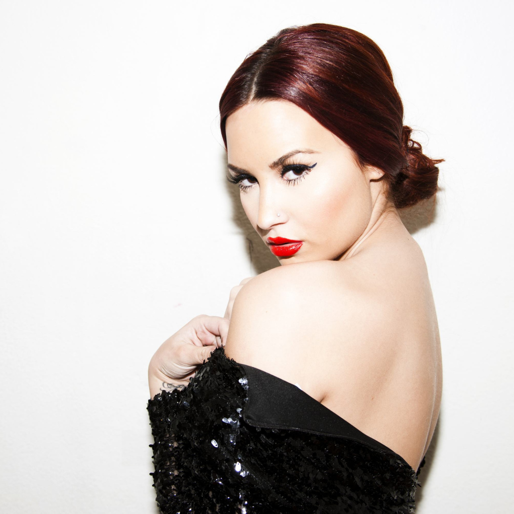 Красивая певица Деми Ловато с ярким макияжем