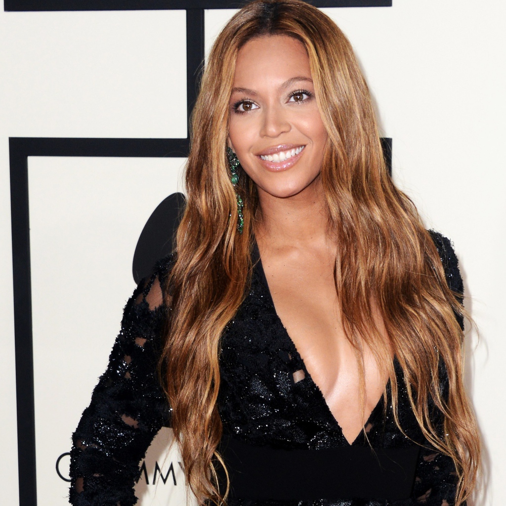 Красивая улыбающаяся певица Бейонсе в черном платье