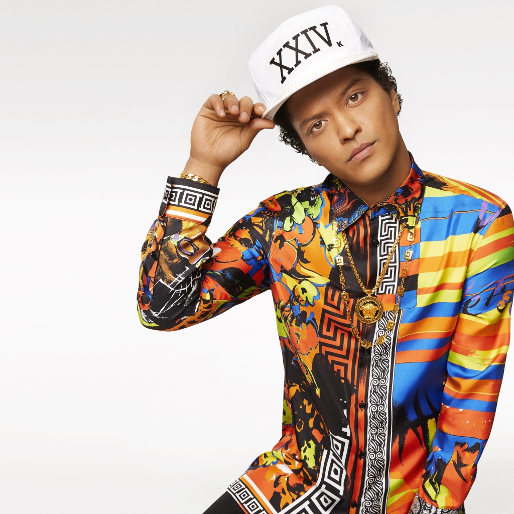 Популярный исполнитель  Бруно Марс фото на белом фоне