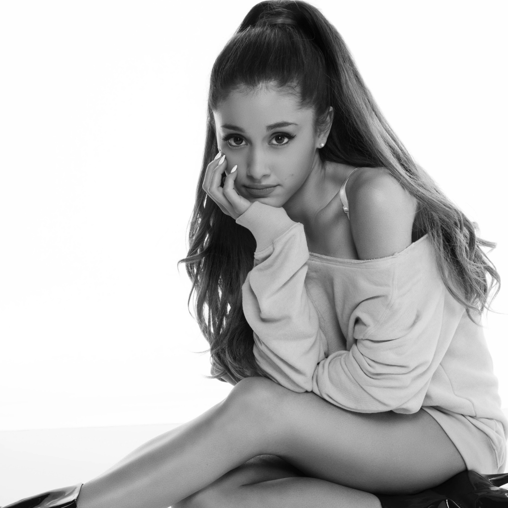 Певица Ариана Гранде  черно белое фото 