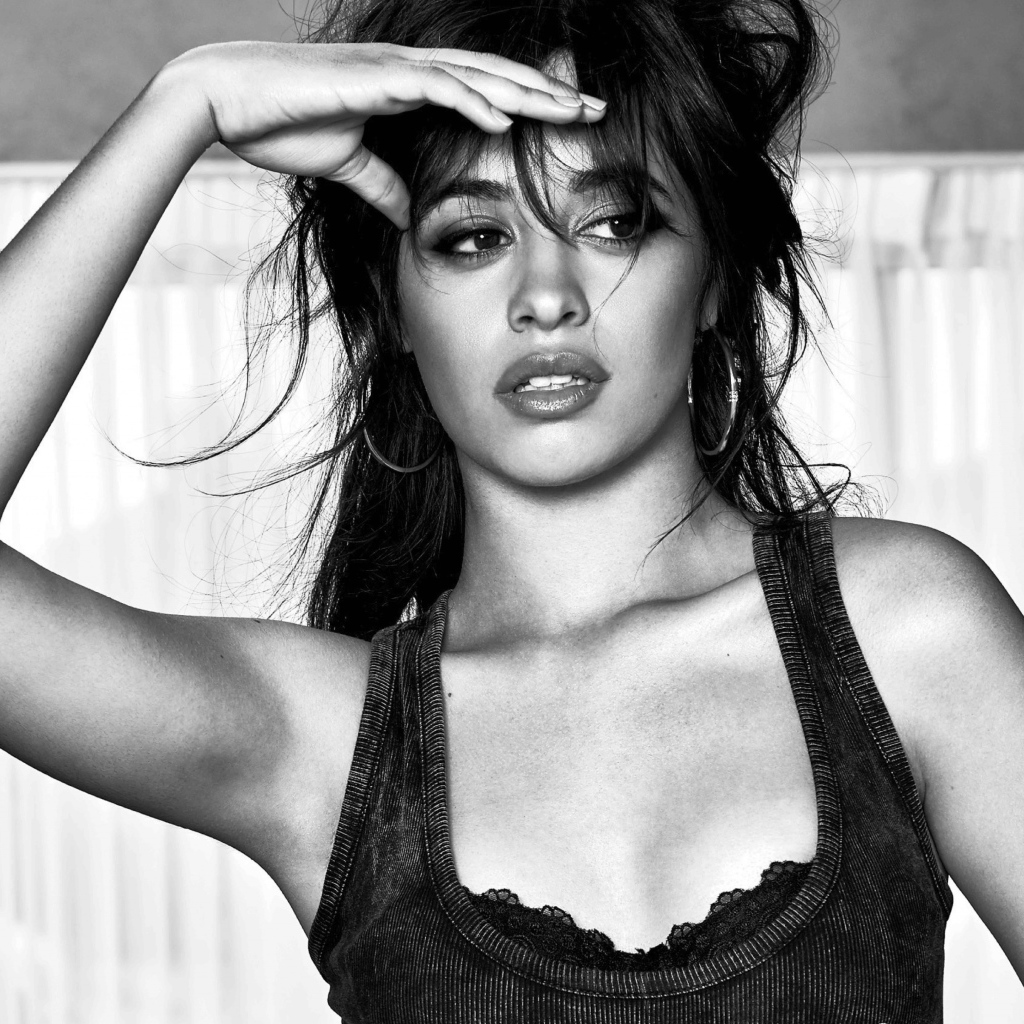 Певица Камила Кабелло черно-белое фото