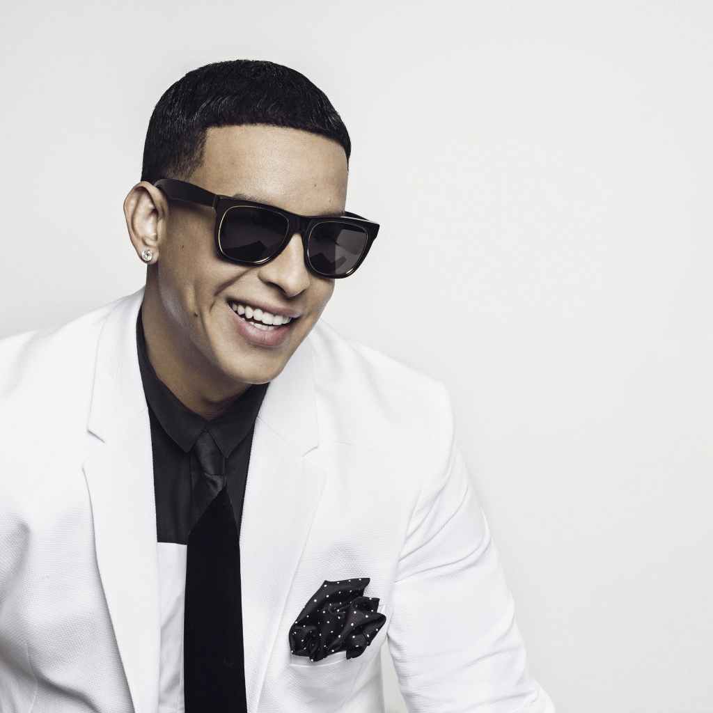 Стильный певец  Дэдди Янки в черных очках