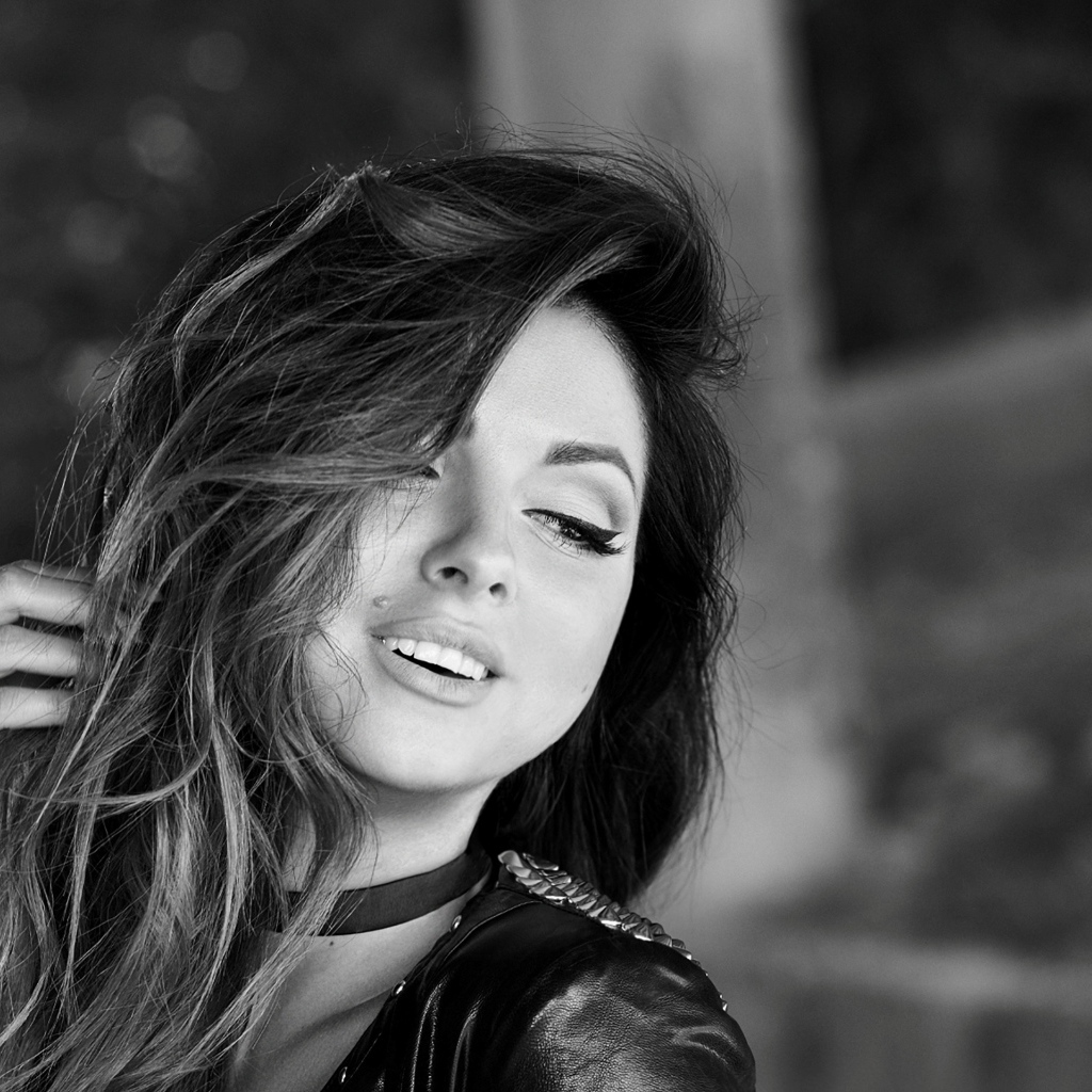 Молодая российская певица Нюша черное белое фото 