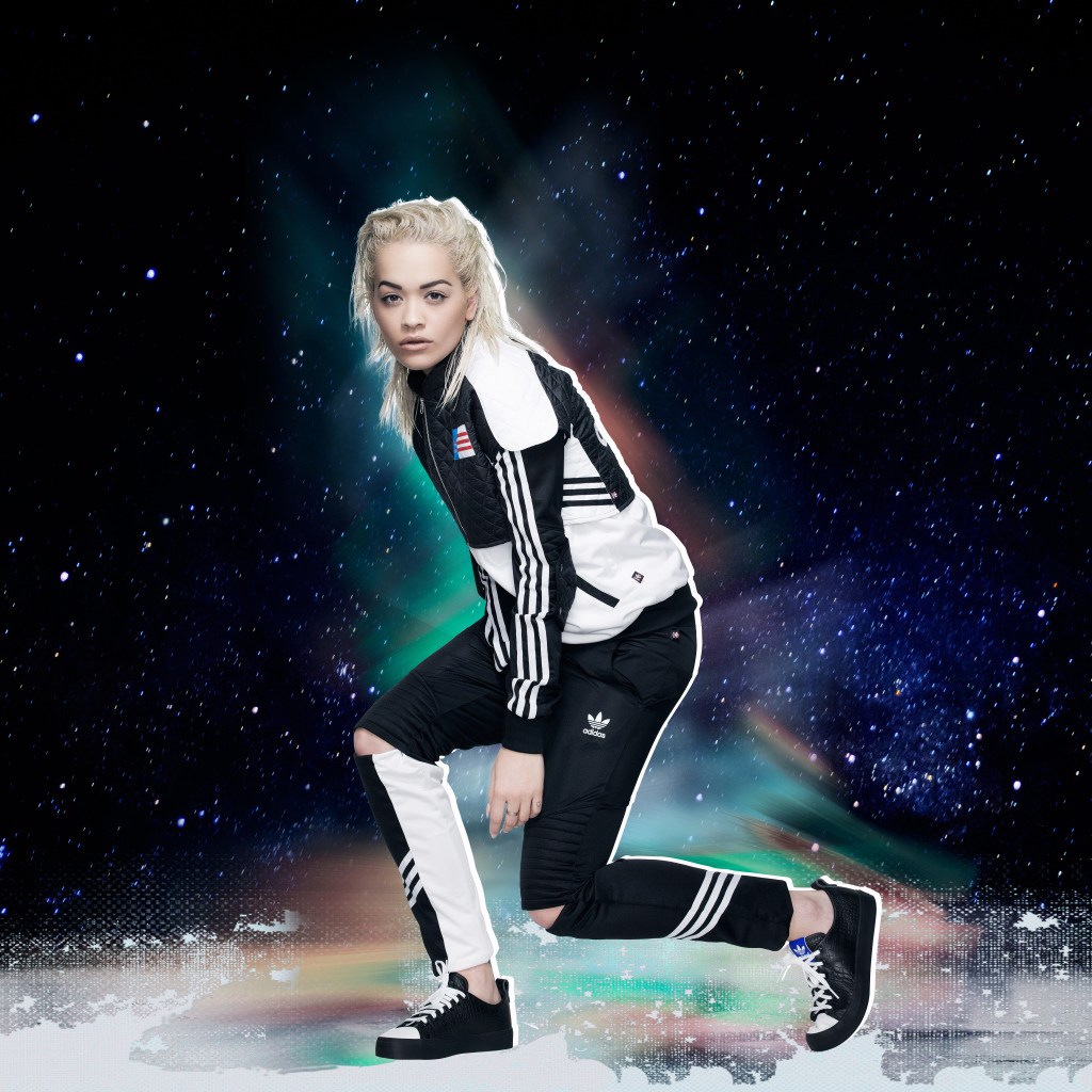 Молодая  блондинка певица Рита Ора в спортивном костюме