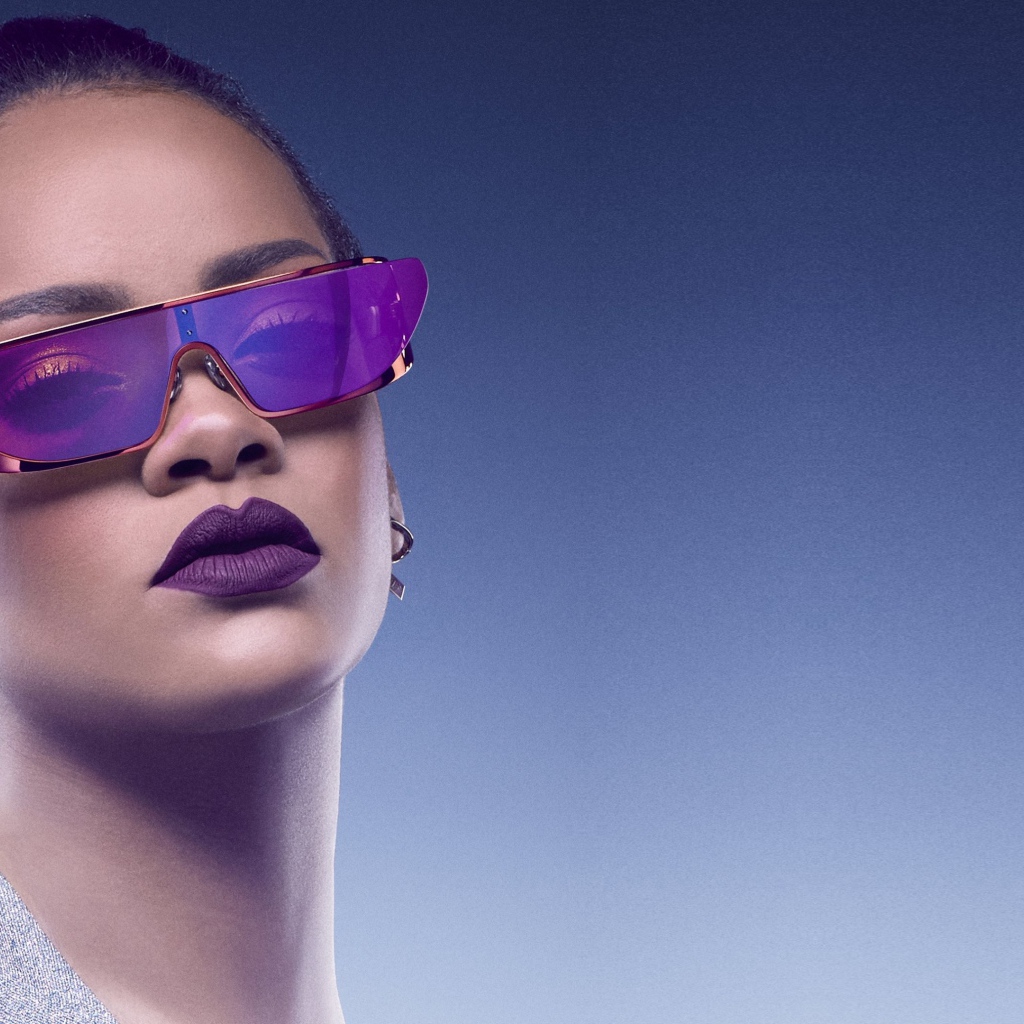 Молодая популярная певица Рианна в очках