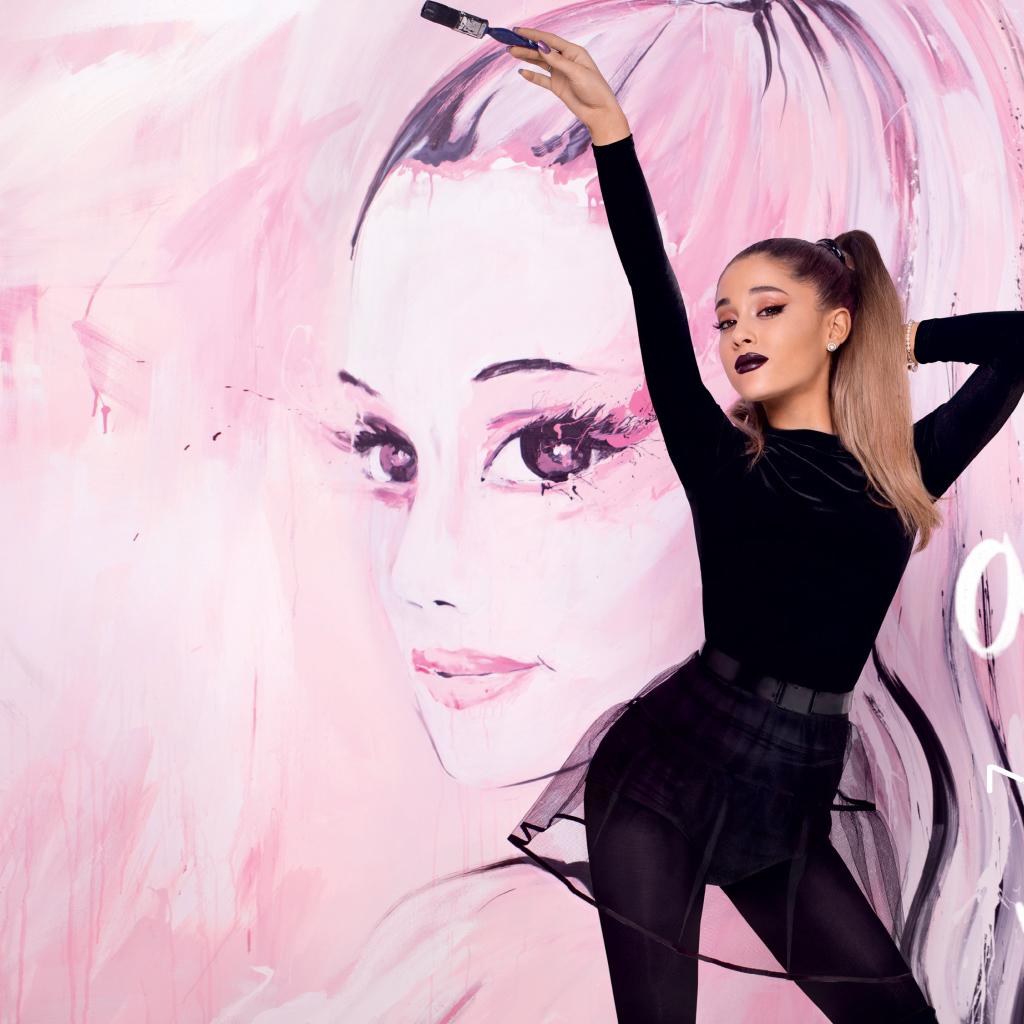 Молодая исполнительница Ариана Гранде в черном наряде