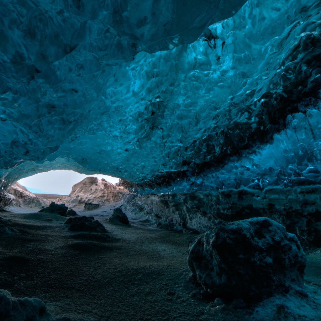 Удивительные ледяные пещеры 