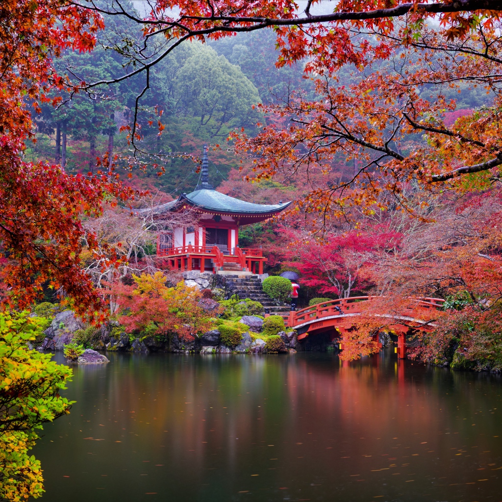 Осенний японский пейзаж у пруда