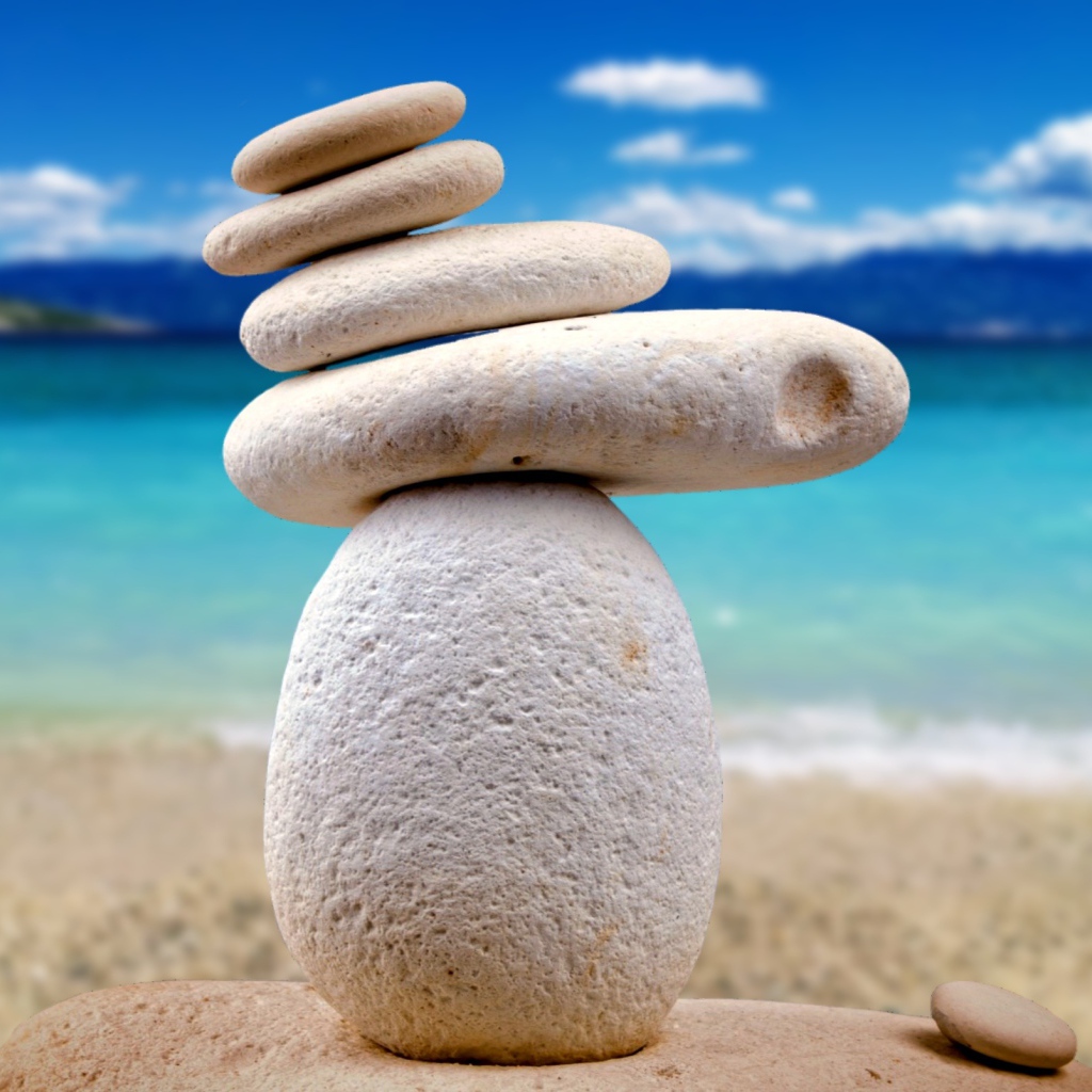 Балансирующие камни дзен на фоне океана