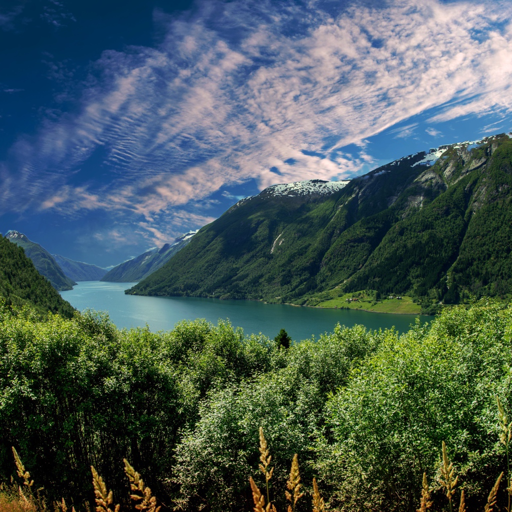 Красивый горный пейзаж под красивым небом