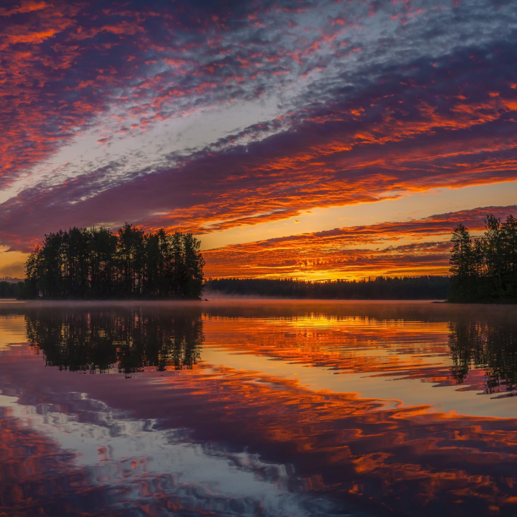 Красивое оранжевое небо на закате отражается в воде