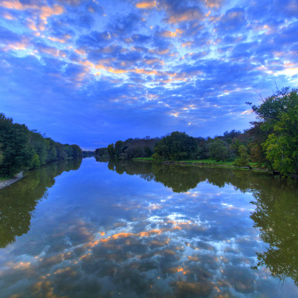 Красивое необычное небо отражается в реке