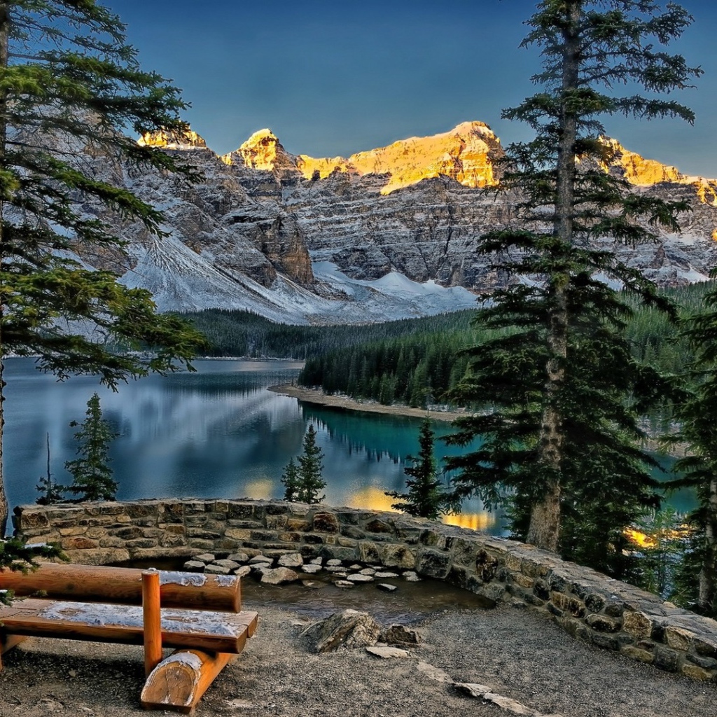 Скамья с видом на горы и озеро Морейн в Канаде