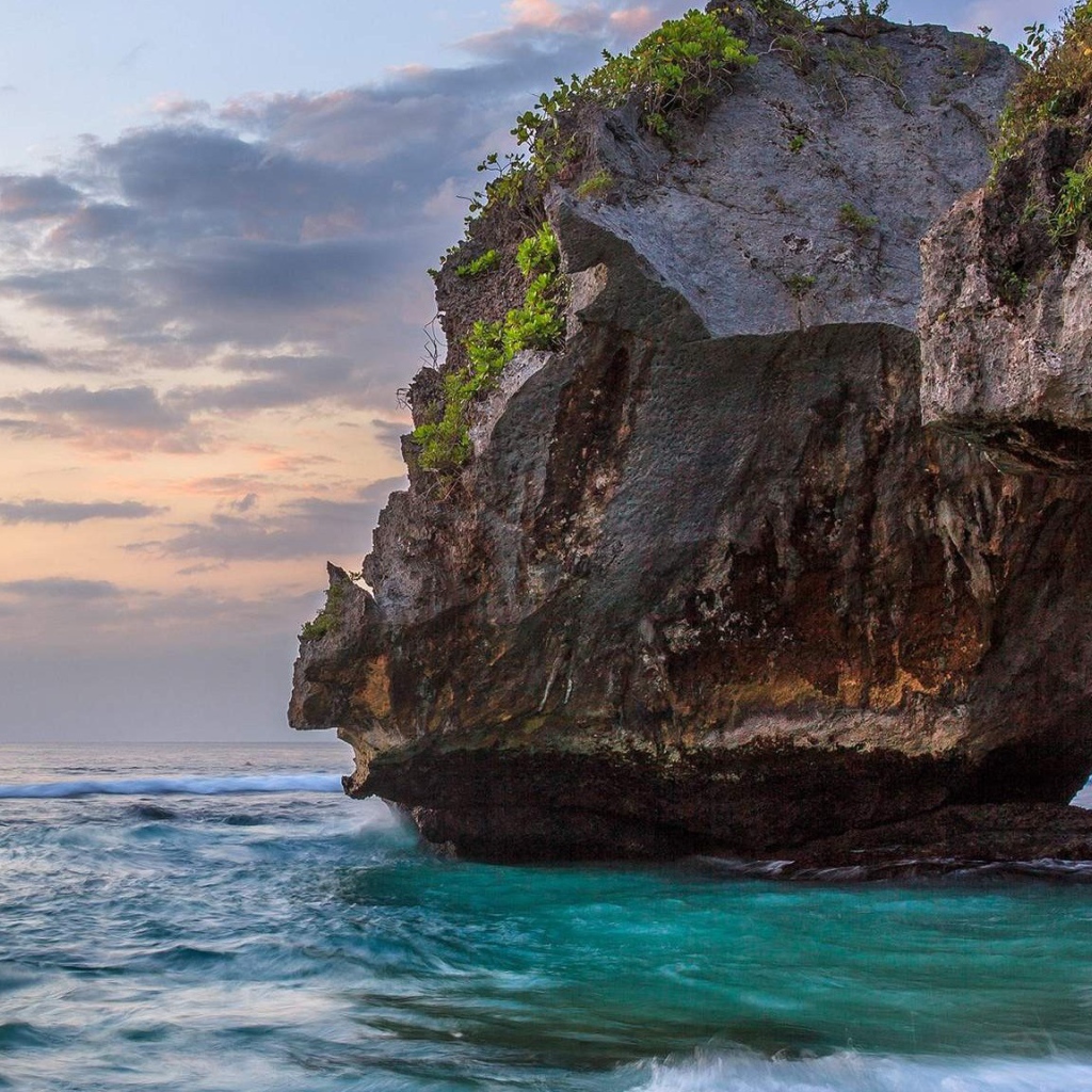 Большая скала на побережье океана 