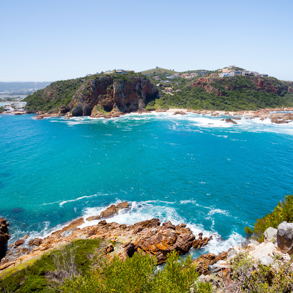 Голубая вода и каменные скалы в заливе на побережье Африки