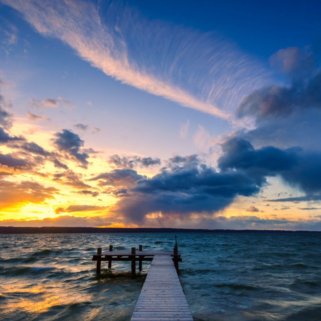 Мост в океане на закате солнца 