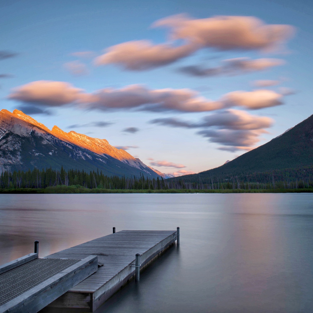 Мост на озере на фоне гор