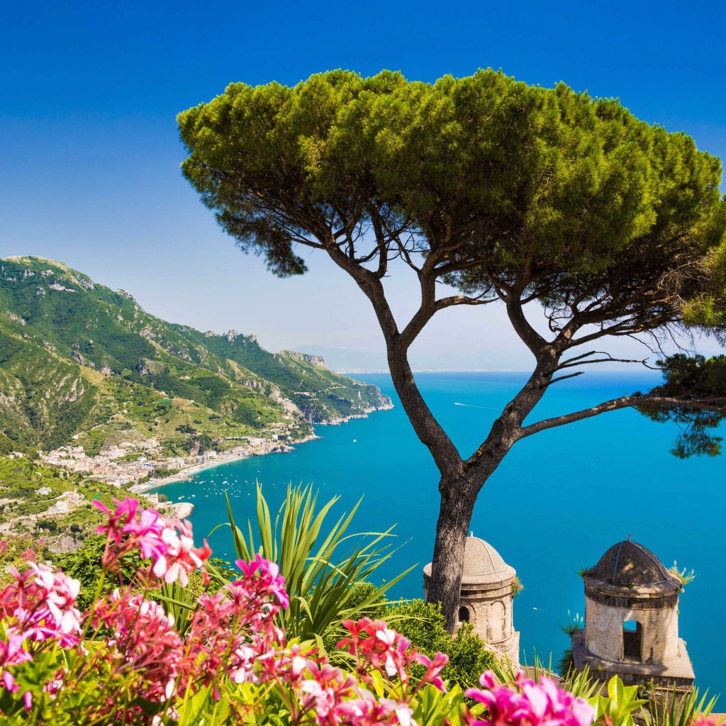 Береговая линия города Амальфи на фоне голубого океана, Италия