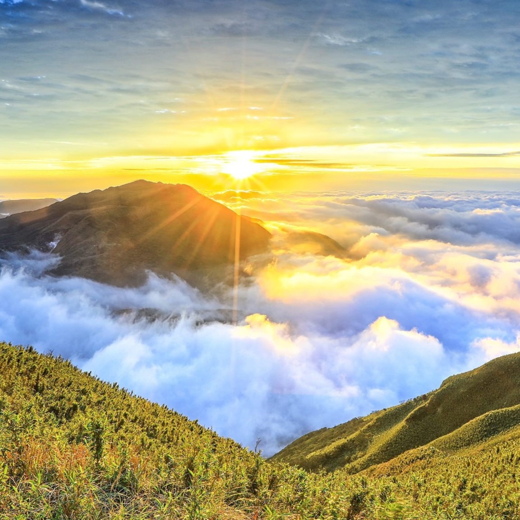 Рассвет солнца над белыми облаками 