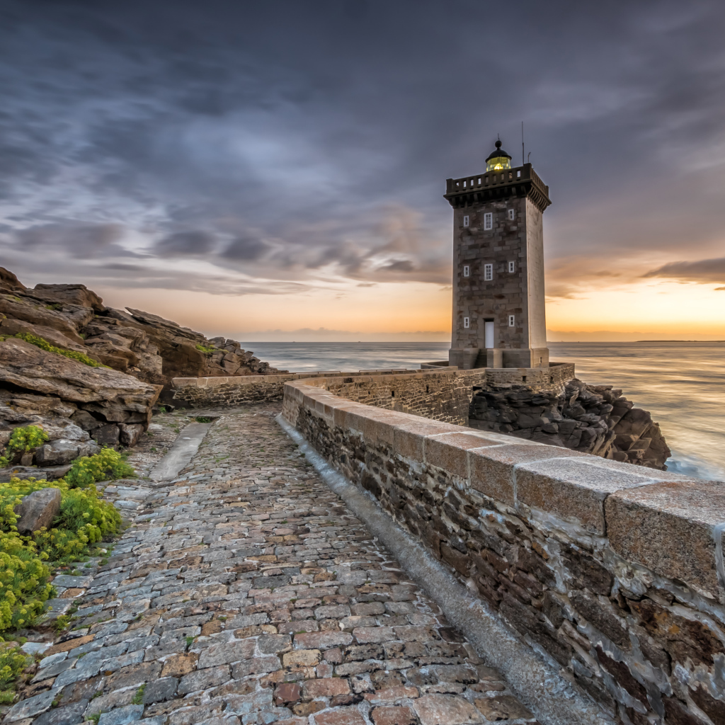 Маяк на берегу океана под красивым небом