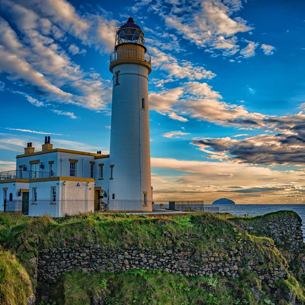 Маяк на побережье под красивым голубым небом